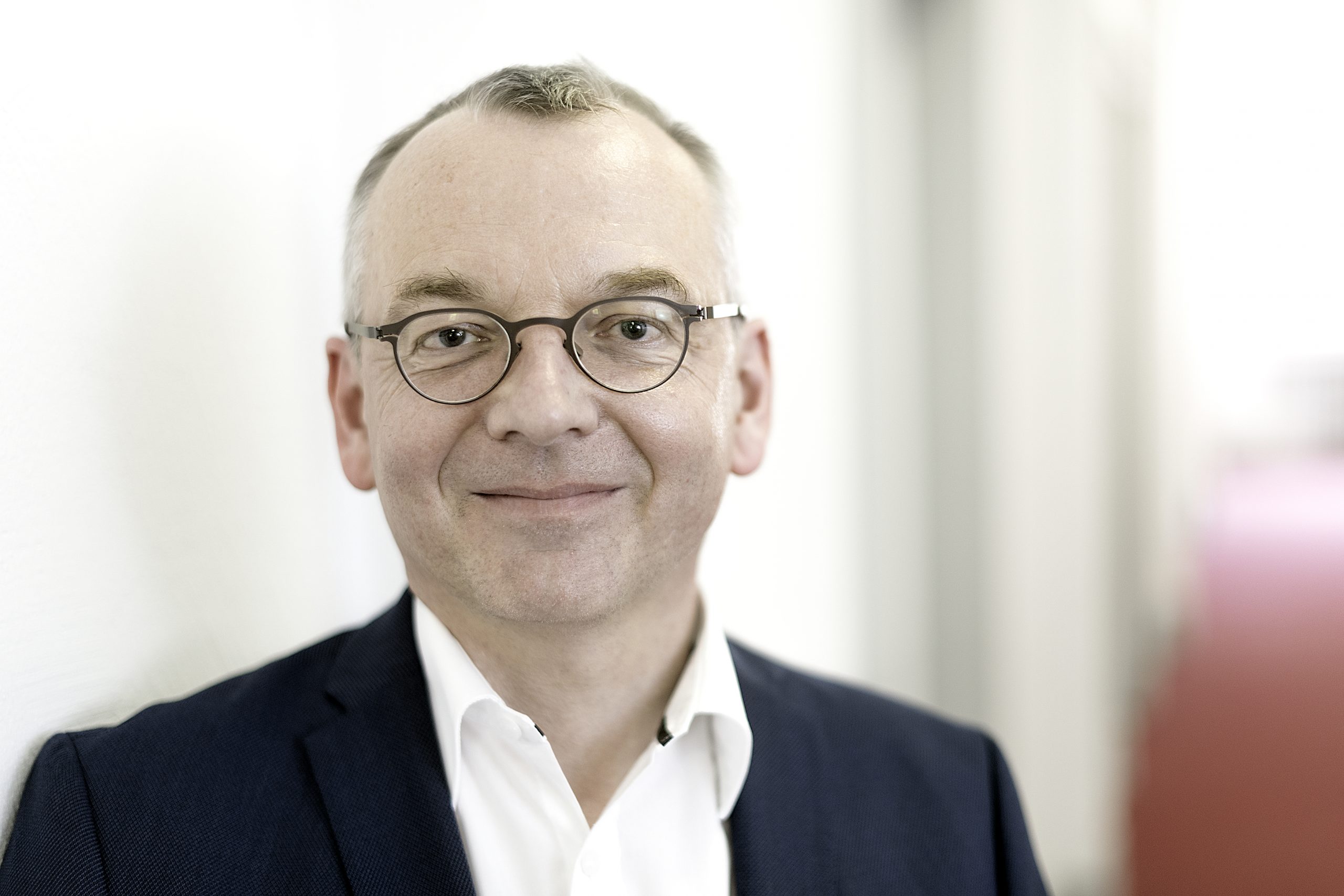 Read more about the article Über die schöne Welt des Corporate Newsrooms – Ein Gespräch mit Prof. Dr. Christoph Moss